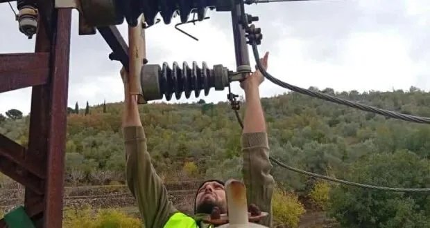 انقطاع الكهرباء يضرب طرطوس: 32 خطاً خارج الخدمة بسبب الأحوال الجوية وجهود مكثفة لإعادة التيار