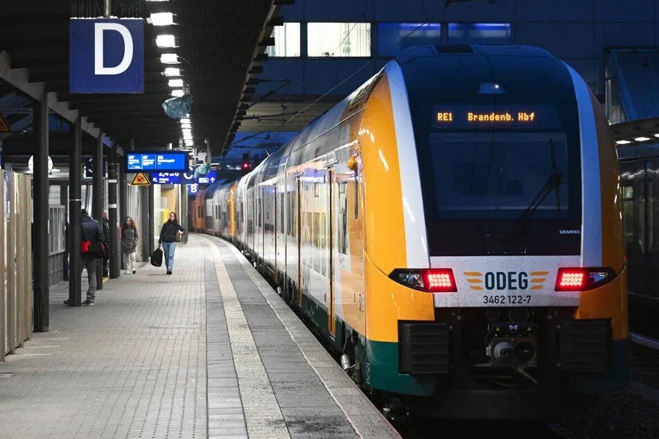 شجاعة ركاب قطار ألماني تنقذ الموقف: السيطرة على مهاجم يحمل سكينًا