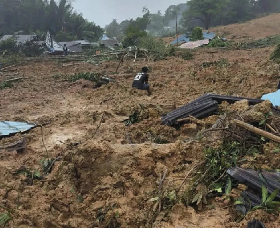 ارتفاع حصيلة ضحايا انزلاق التربة في إندونيسيا إلى 11 قتيلاً والبحث مستمر عن مفقودين