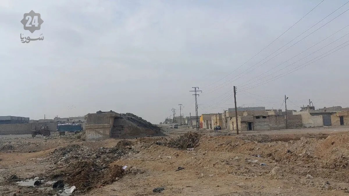 تلوث وإهمال يهددان صحة سكان حي الفلوجة في الرقة مع تفاقم أزمة الخدمات