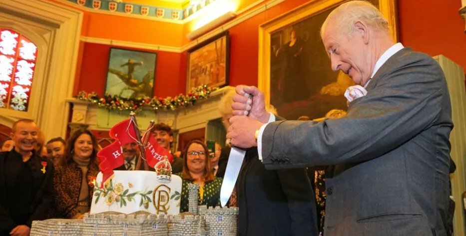 الملك تشارلز يحتفل بعيد ميلاده بقيادة قطار في ويلز وسط تحديات شخصية وعامة