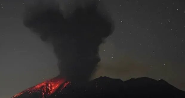 اليابان: ثوران بركان ساكوراجيما ينذر بتساقط الرماد جنوباً وتحذيرات للسكان