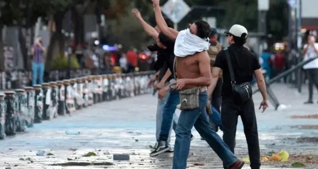 اشتباكات عنيفة في مكسيكو: تظاهرة ضد سياسات الرئيسة تتسبب في إصابة 120 شخصاً