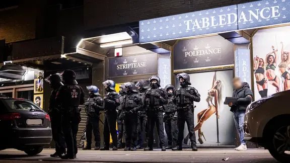 هانوفر تحت المجهر: مداهمة واسعة في منطقة شتاينتور ومصادرة أسلحة