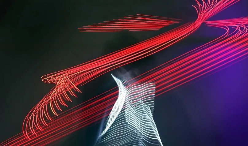 طفرة في عالم الذكاء الاصطناعي: باحثون فنلنديون يطورون تقنية تعالج البيانات بسرعة الضوء