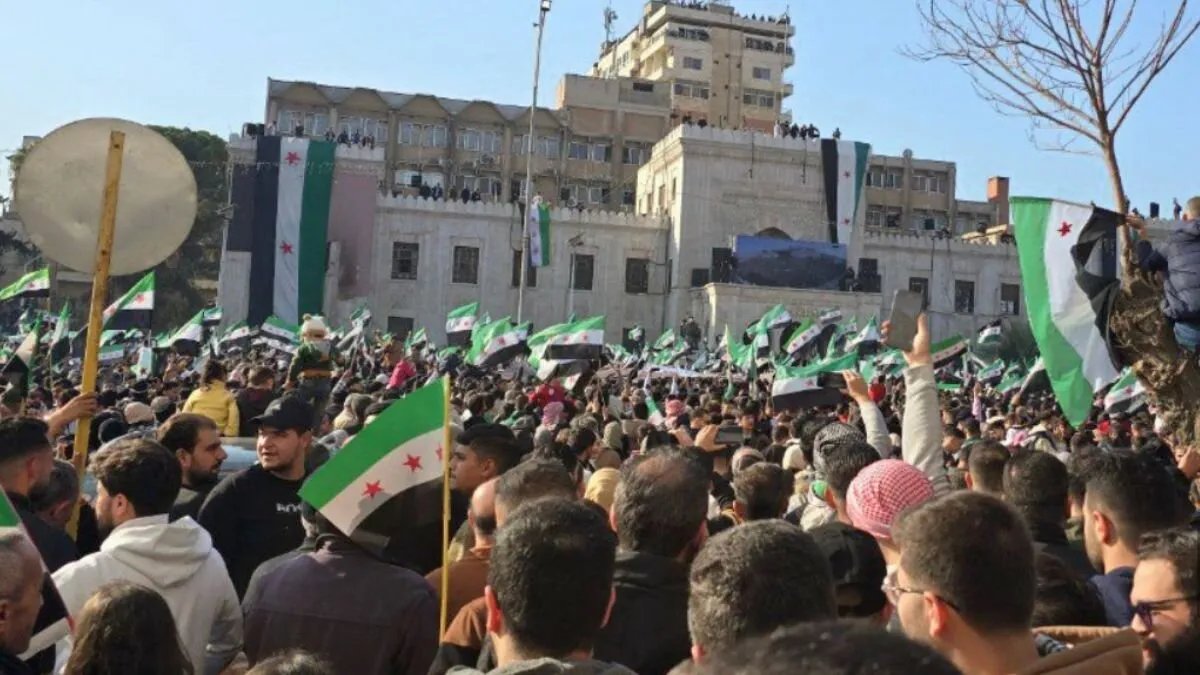 عام على التحرير في سوريا: تحديات السلطة الانتقالية بين الداخل والخارج