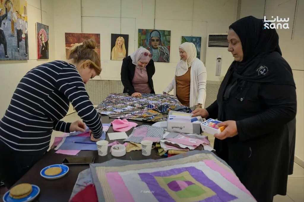 إحياء التراث وإبداع فني: ورشة عمل لتدوير الأقمشة في مركز أبو رمانة الثقافي