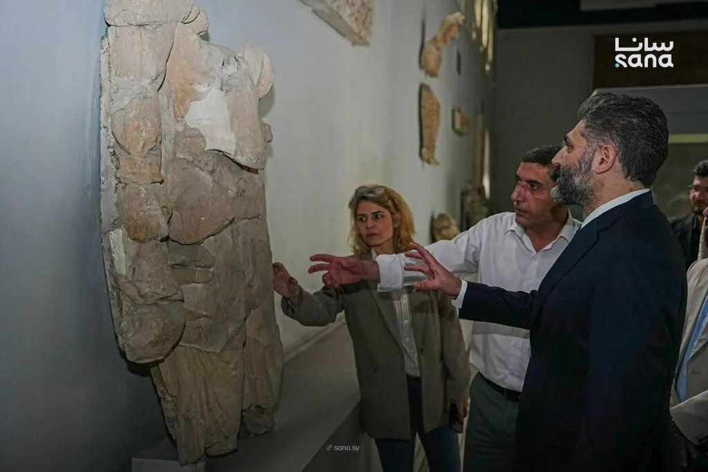 وزير الثقافة يتفقد المتحف الوطني بدمشق ويكثف الجهود لكشف ملابسات سرقة التماثيل