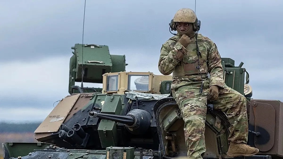 ضاحي خلفان يثير جدلاً بتصريحات حول مبيعات الذهب السوداني في الإمارات وانتقادات للبرهان وحميدتي