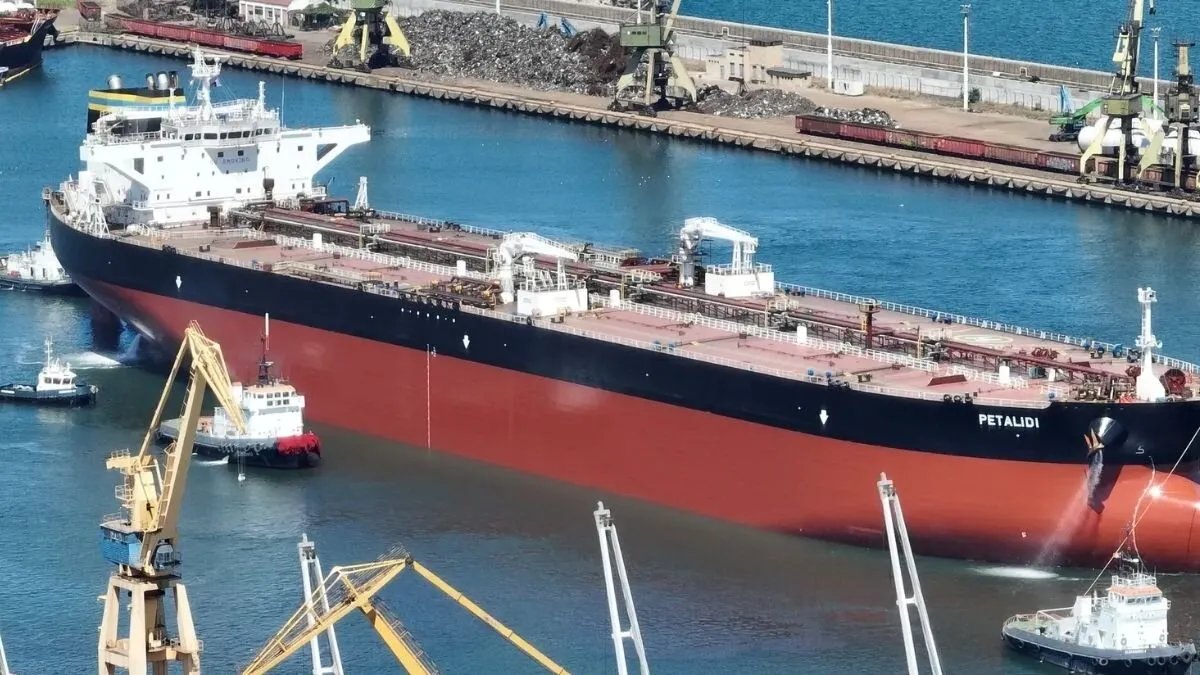 وصول أولى شحنات النفط السعودي إلى سوريا ضمن منحة لتلبية الاحتياجات المحلية