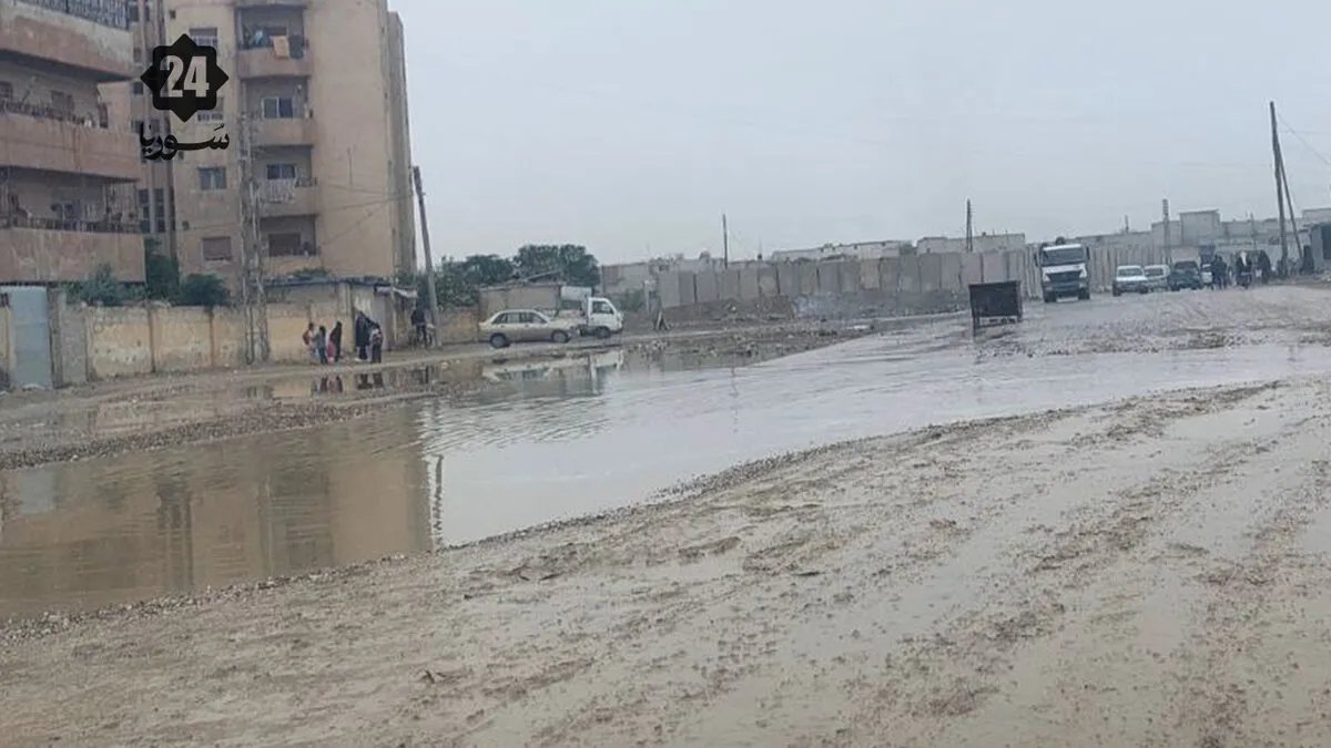 الرقة: الأمطار الغزيرة تزيد من معاناة السكان وتجار الرميلة وسوق الأغنام وتعيق الحركة التجارية