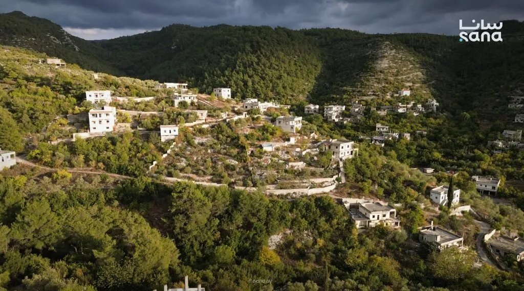 عودة الحياة إلى ريف اللاذقية: عائلات سورية تعيد بناء بلداتها بخبرات اكتسبتها في المهجر