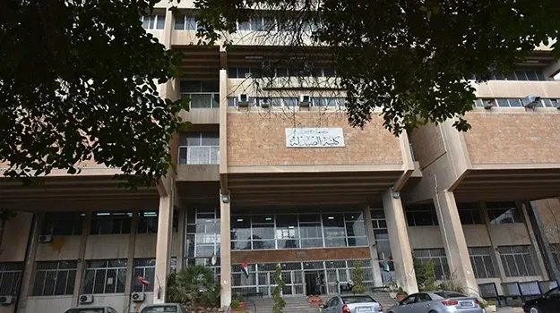 مأساة في جامعة دمشق: وفاة موظف في كلية الصيدلة إثر انفجار مادة كيميائية