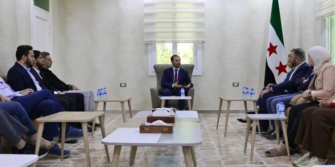 لقاء في إدلب: مسؤول سوري يناقش مع وفد من الجالية السورية في أمريكا دور المغتربين في إعادة بناء سوريا