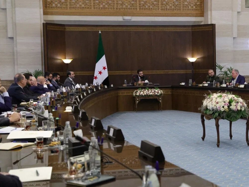 حكومة سوريا الانتقالية: هل يضمن الاجتماع والشراكة إدارة فعالة للبلاد؟