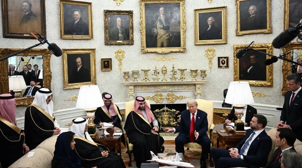 ترامب يكشف عن طلبات سعودية وتركية لرفع العقوبات عن سوريا ويصف لقاءه بـ "الرئيس الشرع" بالبناء