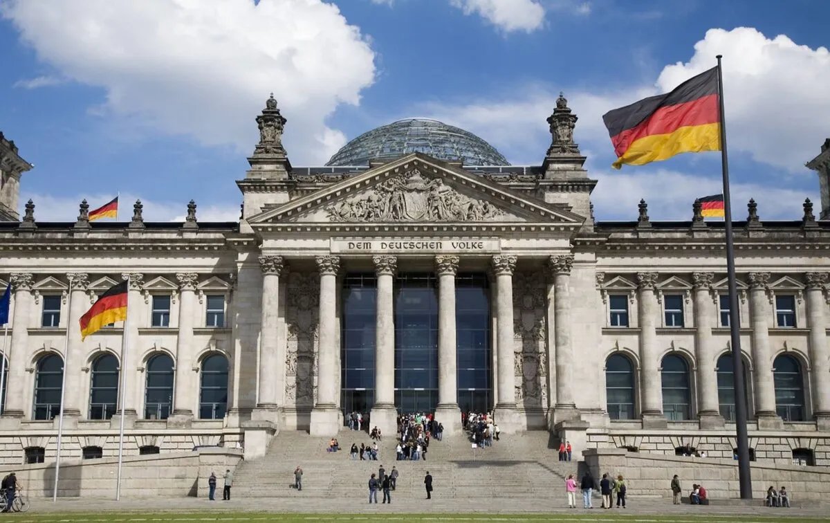 ألمانيا تحاكم خمسة متهمين بارتكاب جرائم حرب وجرائم ضد الإنسانية في سوريا