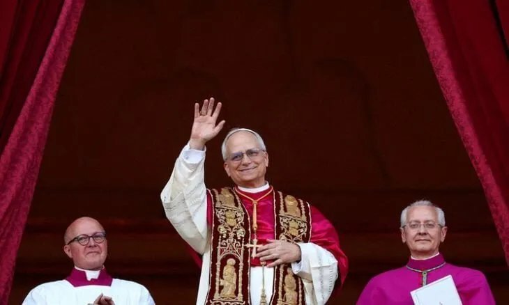 بابا الفاتيكان ينتقد بشدة المعاملة اللاإنسانية للمهاجرين في الولايات المتحدة ويدعو إلى إنهائها