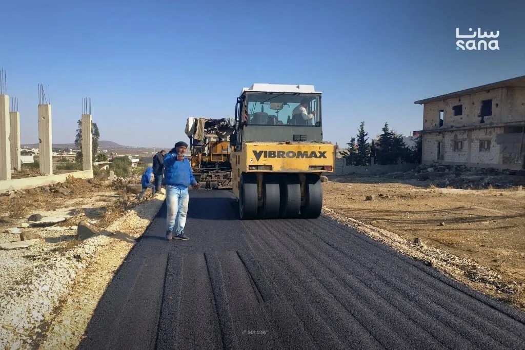 القنيطرة: أعمال تزفيت مكثفة لتحسين الطرق في قرية الحميدية