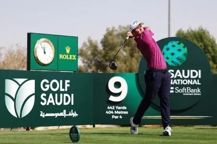 سورات وميرونك يتألقان في افتتاح بطولة السعودية الدولية للجولف 2025 وسط منافسة سعودية وعربية قوية