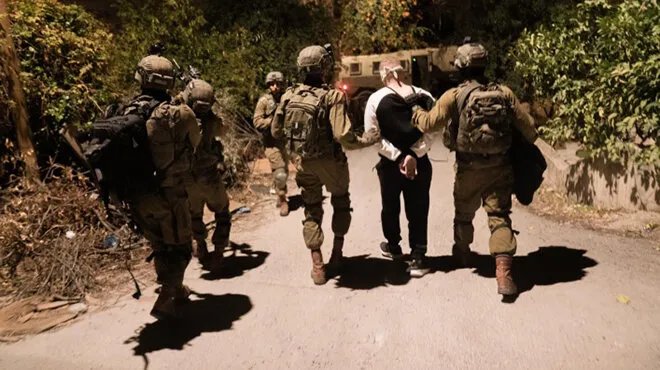 حملة اعتقالات واسعة: قوات الاحتلال تعتقل 78 فلسطينياً في الضفة الغربية وتقتحم مدن وبلدات عدة
