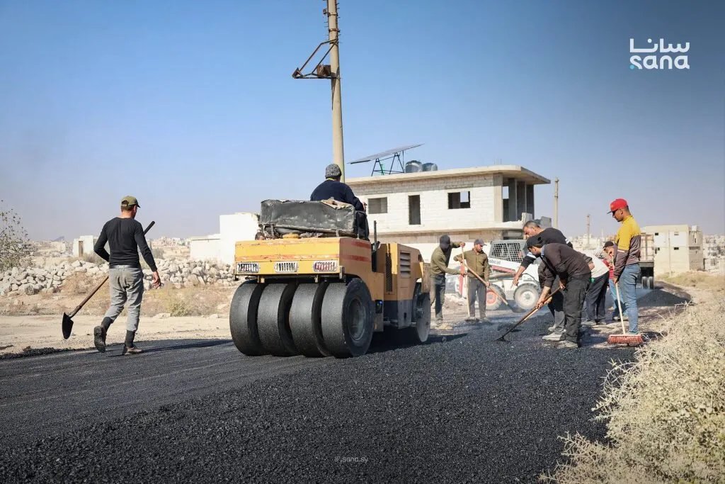 إدلب: مشاريع خدمية عاجلة لإصلاح الطرق المتضررة وتسهيل عودة السكان