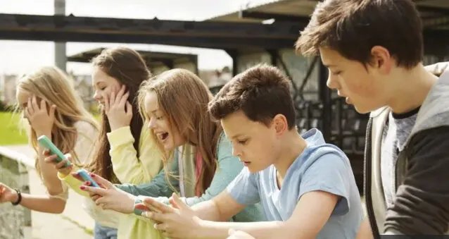 أستراليا تحظر منصات التواصل على المراهقين دون 16 عاماً: "ميتا" تبدأ الإغلاق