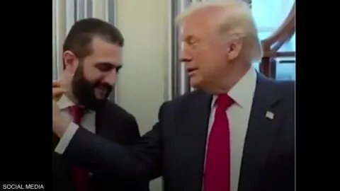 لماذا قام ترامب برش العطر على الرئيس السوري أحمد الشرع؟.. تفاصيل اللقاء تثير الجدل