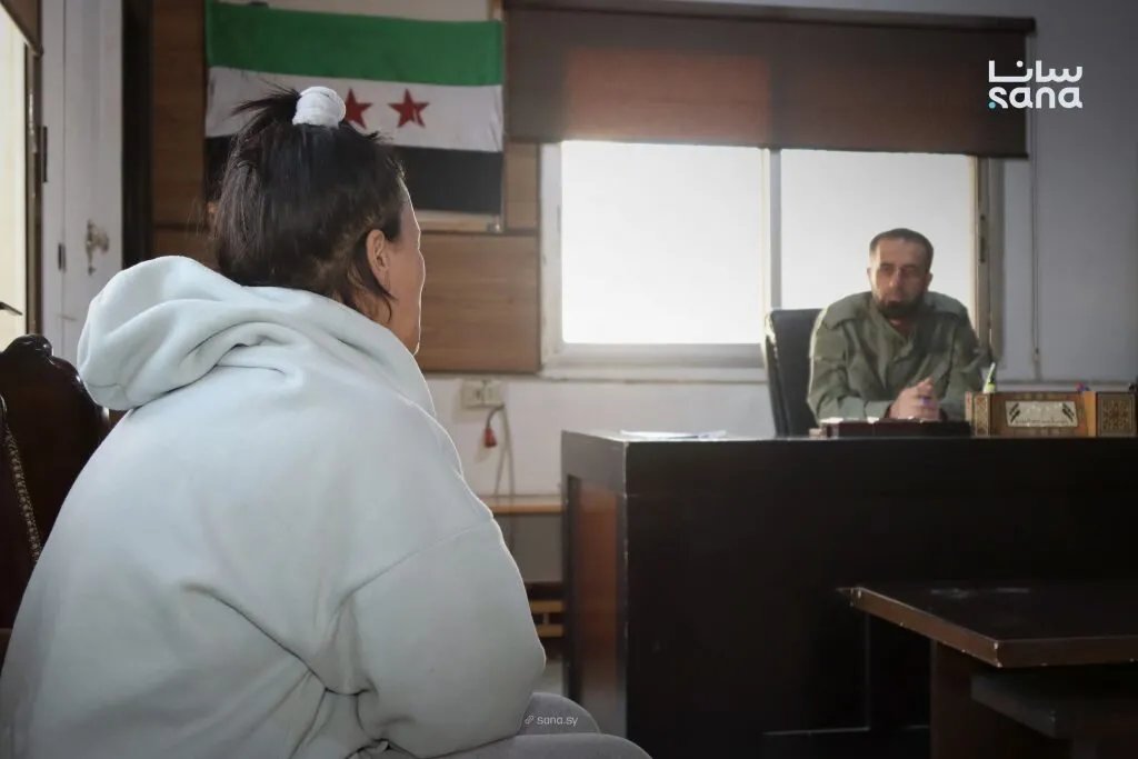 حمص: القبض على امرأة بتهمة سرقة 25 ألف دولار وهاتف من سائق