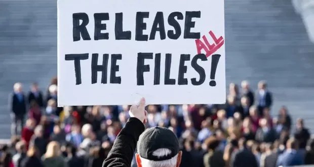 ملفات إبستين: ترامب يغير موقفه ويكشف عن الوثائق وسط تراجع شعبيته