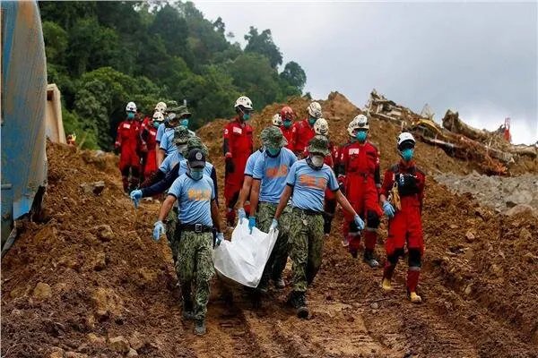 مأساة في إندونيسيا: مصرع 30 شخصاً في انهيارات أرضية