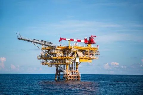 خطة ترامب تثير الجدل: توسيع التنقيب عن النفط والغاز في المياه الأميركية