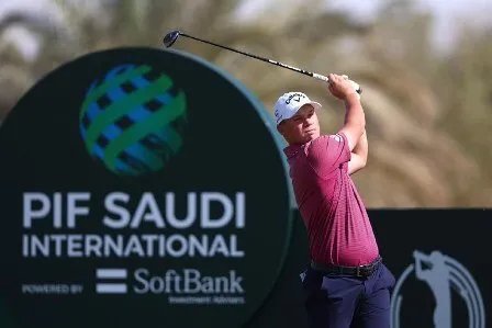 بورميستر وسورات يتشاركان الصدارة في بطولة السعودية الدولية للجولف وسط منافسة قوية
