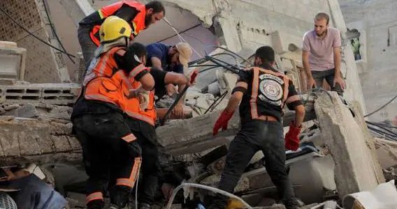 الدفاع المدني الفلسطيني يبدأ عمليات انتشال جثامين ضحايا العدوان الإسرائيلي من غزة