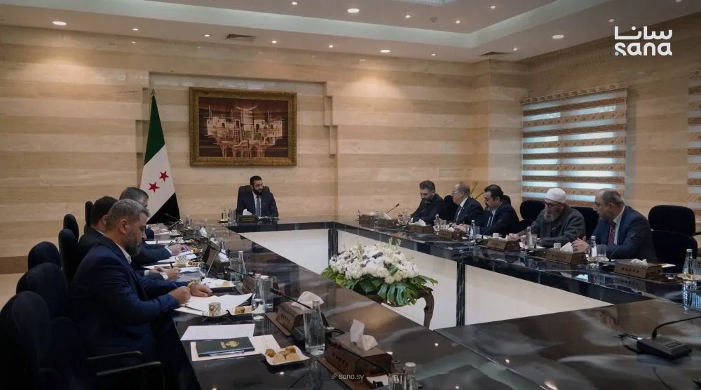 الرئيس الشرع يوجه بتحديث شامل للمناهج وتأهيل المدارس في اجتماع المجلس الأعلى للتربية