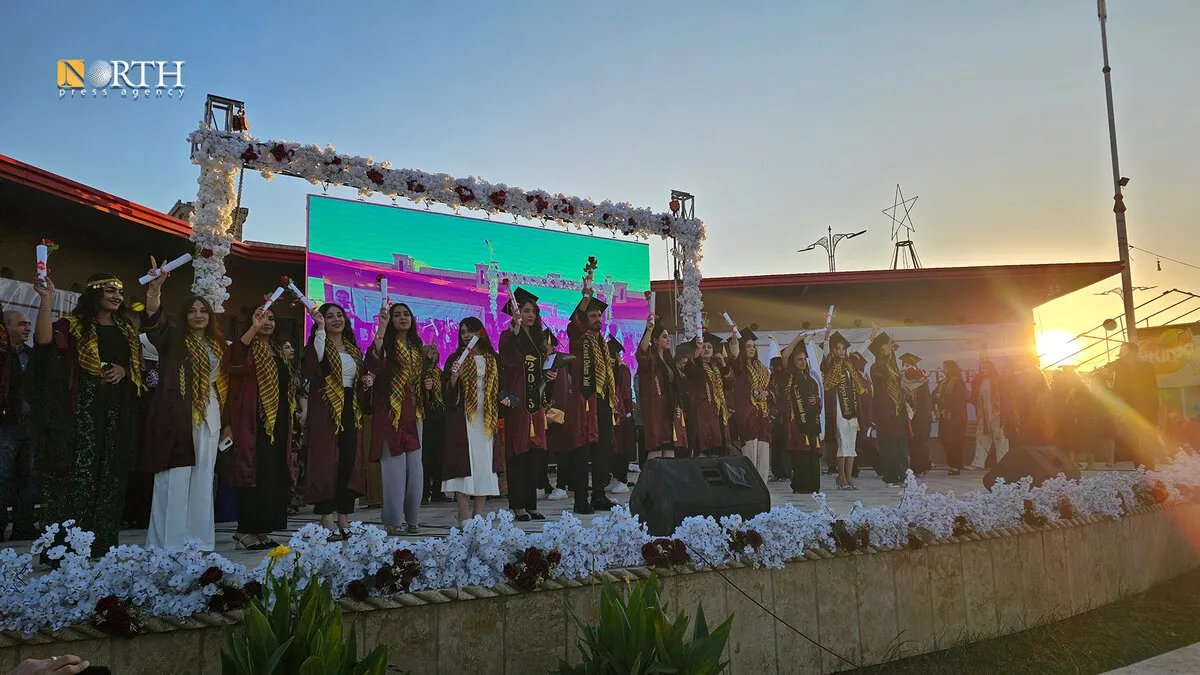 جامعة روجآفا تحتفل بتخريج الدفعة الخامسة من طلابها في مختلف التخصصات