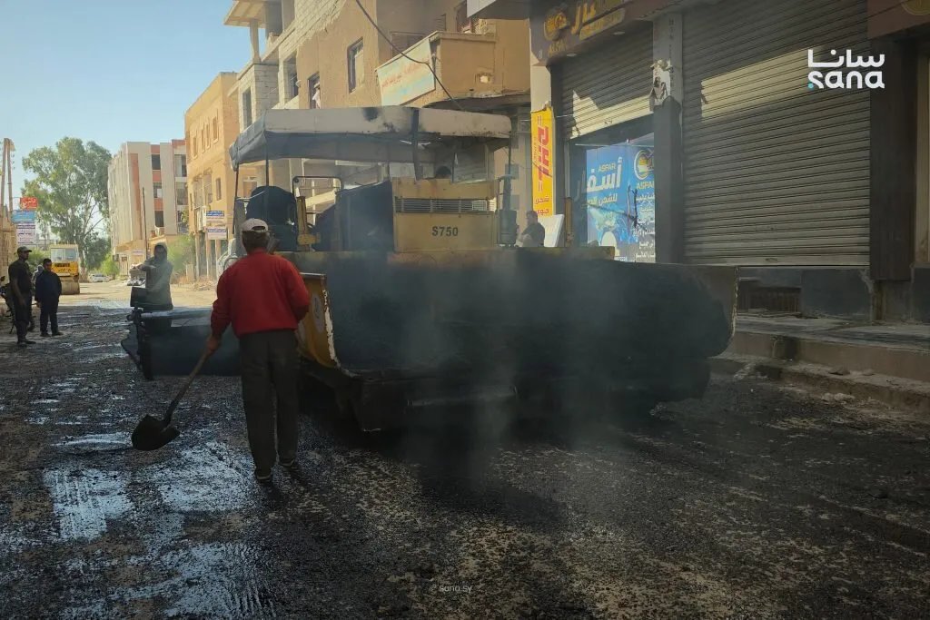 درعا: البدء بتعبيد طريق حيوي بمنطقة المحطة لتسهيل حركة المرور وتحسين الخدمات