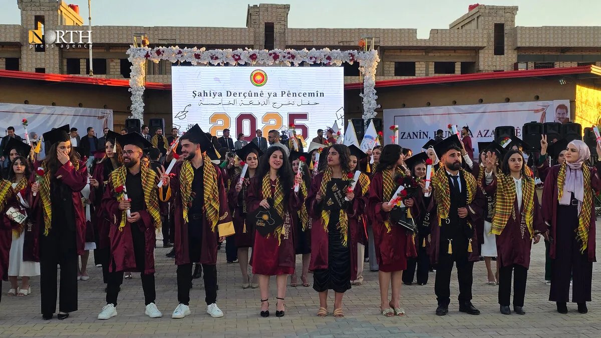 جامعة روجآفا بالقامشلي تحتفل بتخريج دفعتها الخامسة وسط أجواء من الفخر