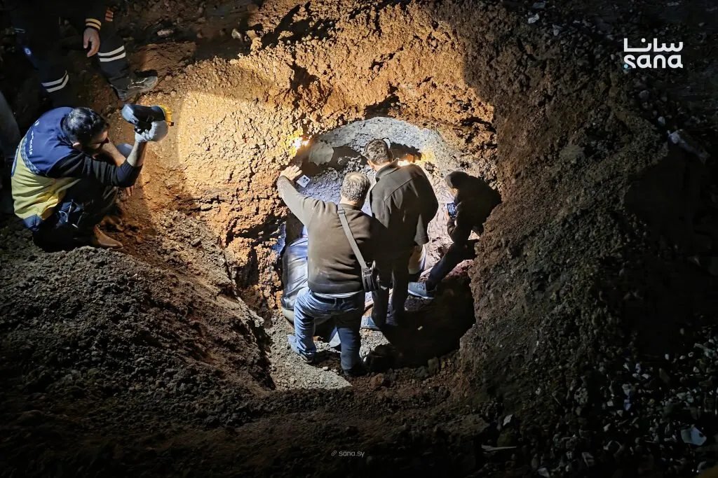 غموض في درعا: الدفاع المدني يكشف عن قبور قديمة خالية في الحارة بعد انتهاء الحفريات