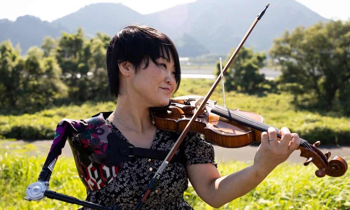 مانامي إيتو: عازفة كمان يابانية تحطم الأرقام القياسية بذراع اصطناعية