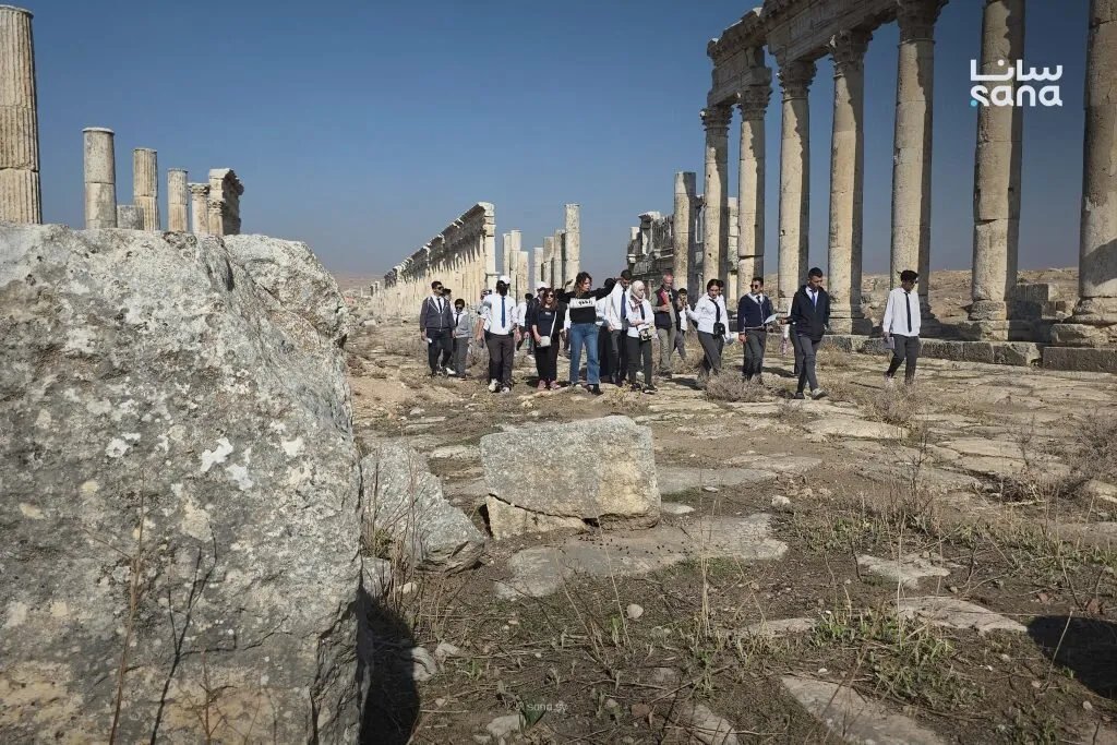 طلاب مركز دمر السياحي يستكشفون كنوز أفاميا الأثرية في جولة ميدانية