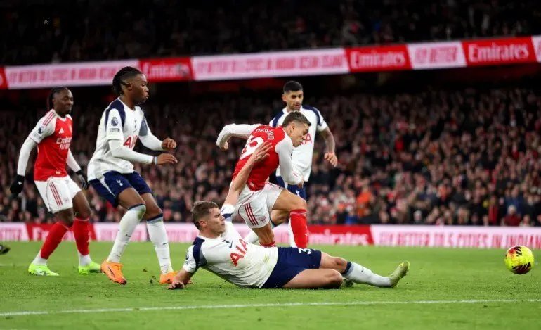 آرسنال يسحق توتنهام في ديربي لندن ويعزز صدارته للدوري الإنجليزي