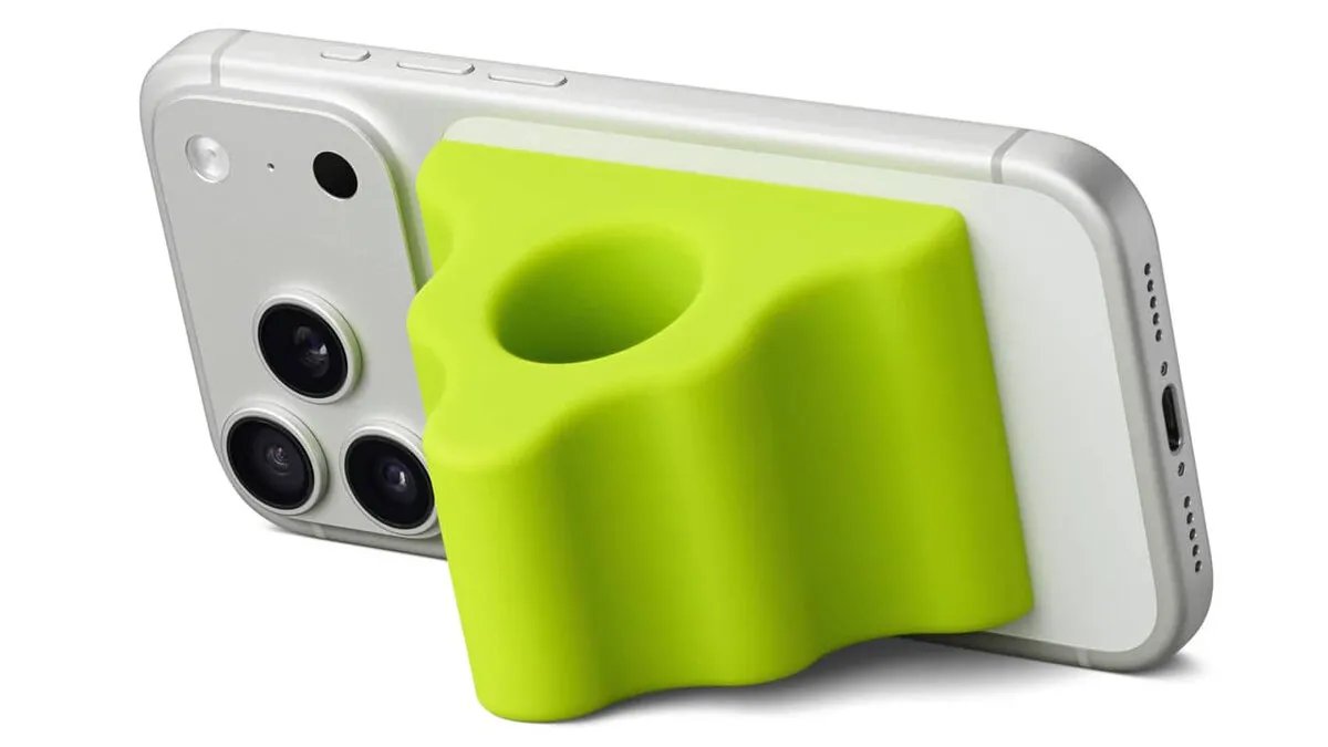 أبل تُطلق قبضة MagSafe مبتكرة لمساعدة مستخدمي آيفون من ذوي الإعاقة