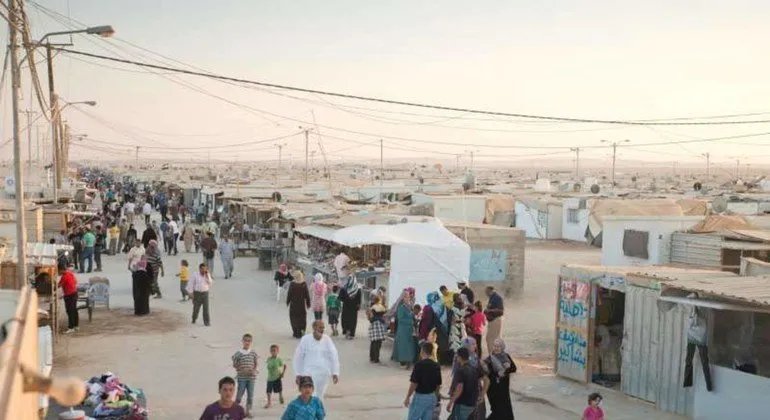 تراجع ملحوظ في أعداد اللاجئين السوريين العائدين من الأردن: الأسباب والتحديات
