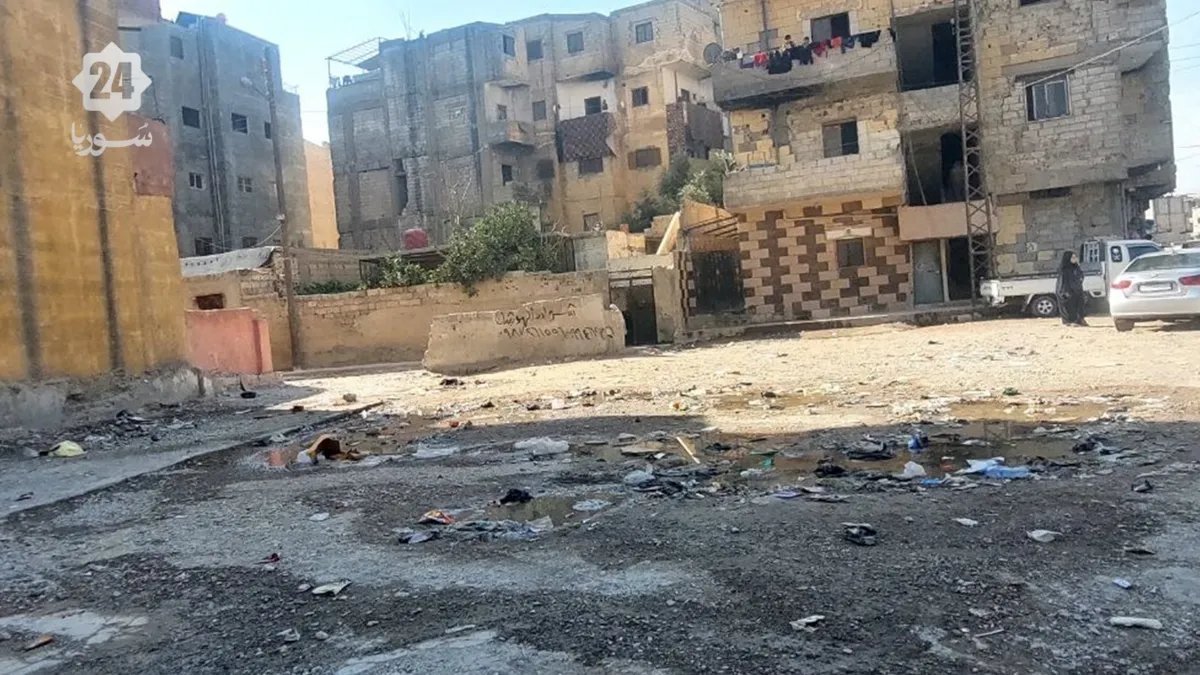 تدهور الخدمات الأساسية يُنذر بكارثة في حي الفردوس بالرقة: السكان يستغيثون!