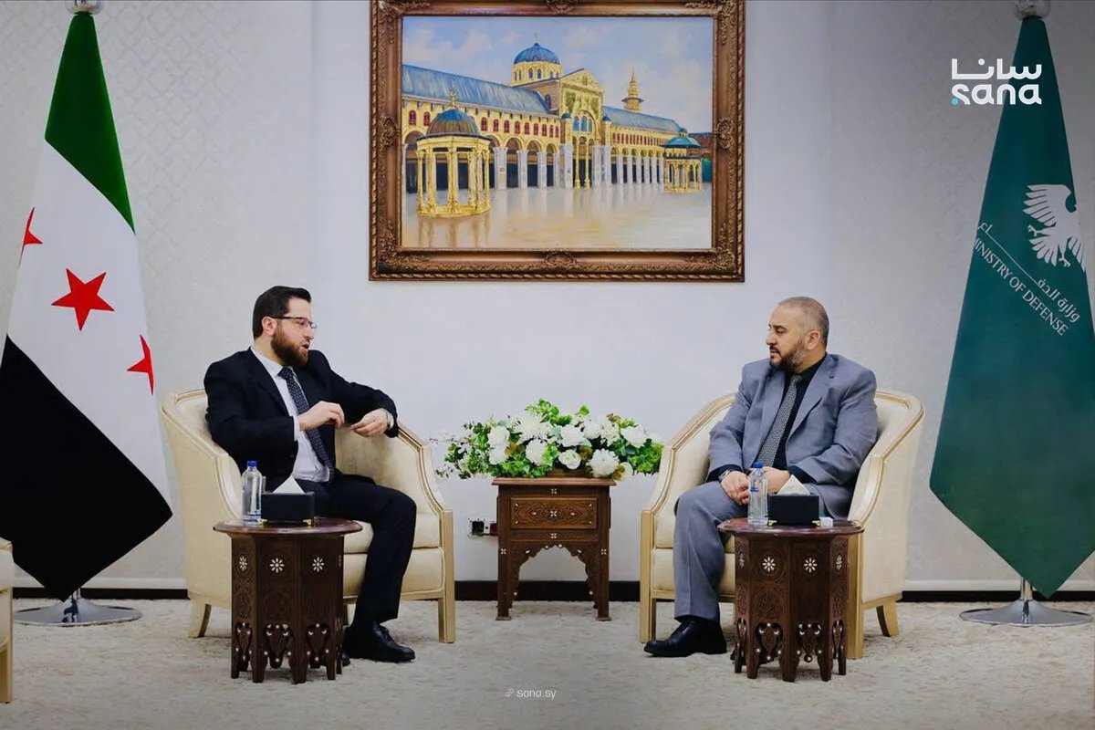 وزيرا الدفاع والتنمية الإدارية يبحثان آفاق التعاون المشترك لتعزيز العمل المؤسسي