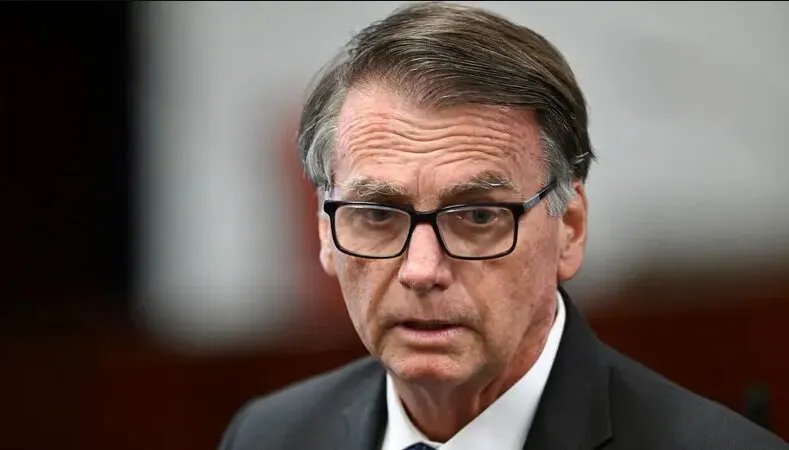 المحكمة العليا البرازيلية تقرر استمرار حبس بولسونارو احتياطياً بتهمة محاولة الهروب