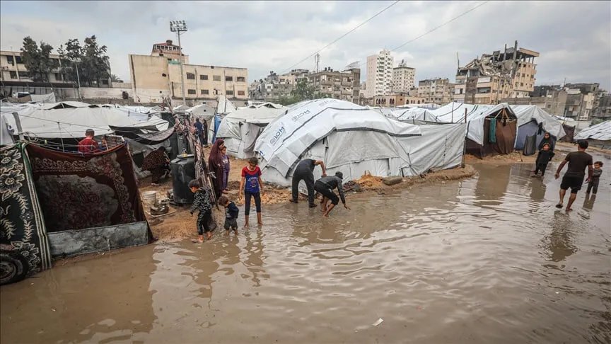 غزة: الأمطار الغزيرة تحول خيام النازحين إلى برك وتفاقم الأزمة الإنسانية في المواصي بخان يونس