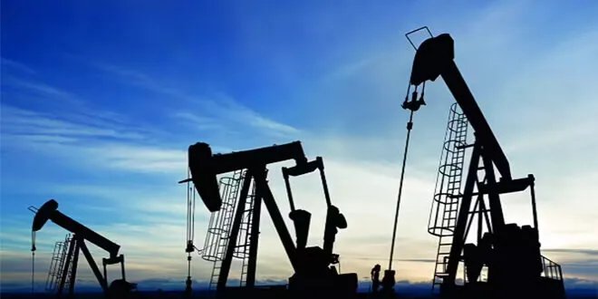 أسعار النفط تتراجع بشكل طفيف وسط مخاوف المعروض وتقييد الشحنات الروسية