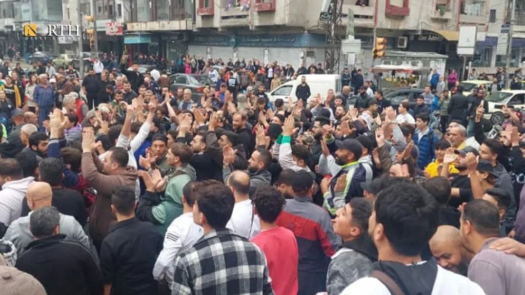 تصاعد الاحتجاجات في الساحل السوري: مطالب باللامركزية والإفراج عن المعتقلين وسط انتشار أمني